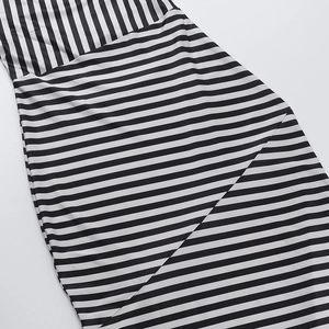 Nahaufnahme von schwarz-weiß gestreiftem Kleid mit Fokus auf Nähte und Stoffdetails