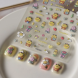 Detail von 3D-Präge-Nagelstickern mit Comic-Bienen und Blumen auf klaren Kunstnägeln