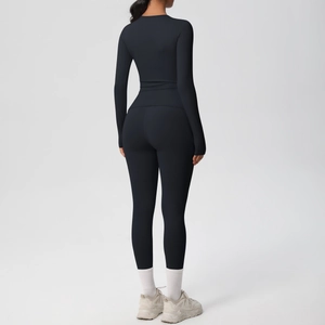 Vista posteriore del set da yoga nero aderente con leggings a vita alta e top a maniche lunghe