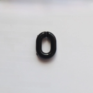 Détail d'un maillon de chaîne acrylique noir en forme de U pour accessoires de bijoux DIY