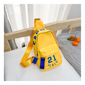 Détail du sac de poitrine jaune en nylon pour enfants avec impression bleue numéro 21