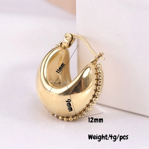Detailed macro view showing the precise dimensions and weight of the 14K gold C-shaped earring