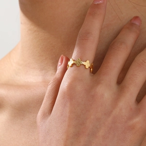 Geometrische 18K vergulde ring met gehamerde textuur gedragen aan de vinger