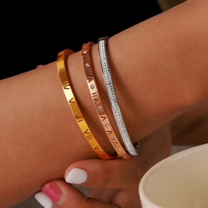 Three-piece Roman numeral engraved titanium steel bracelet set with diamonds for women