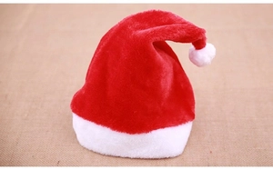 Gros plan d'un bonnet de Noël en peluche rouge et blanc avec une texture douce et pompon