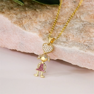 Détail macro du pendentif fille dorée avec cristaux roses et serti en cœur brillant