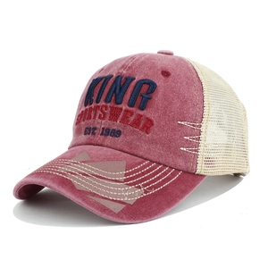 Dettaglio del ricamo 3D KING e cotone vintage su un cappellino trucker con rete