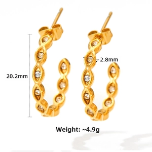 Dettaglio orecchini vintage a C dorati con zirconi incastonati e misura di 20,2 mm