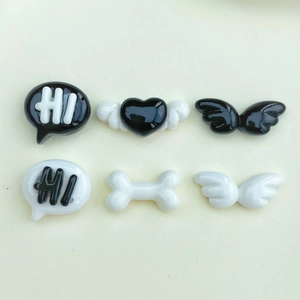Mini schwarze Flügel und weiße Knochen Harz-Anhänger Set für DIY Handyhüllen Zubehör