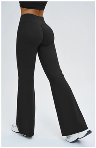 Vue arrière du pantalon de yoga évasé noir taille haute soulignant la coupe amincissante