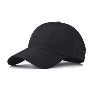 Gros plan détaillé sur le tissu de la casquette noire et le rivet métallique latéral