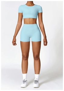 Vue de face de l'ensemble de yoga bleu clair avec haut court et short taille haute