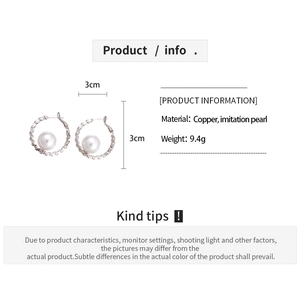Detailed view of geometric copper pearl earrings showing 3cm dimensions and 9.4g weight