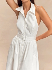 Robe chemisier blanche dos nu avec col rabattu et ceinture pour un style élégant
