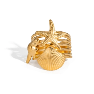 Détail d'une bague multicouche dorée avec étoile de mer et coquillage poli brillant