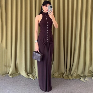 Détails de la robe dos nu violet foncé avec boutonnage frontal et design froncé chic