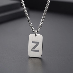 Gros plan du pendentif lettre Z en métal brossé argenté avec une chaîne maille épi robuste