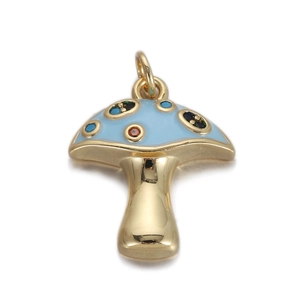 Gros plan d'un pendentif champignon doré avec émail bleu et gemmes multicolores
