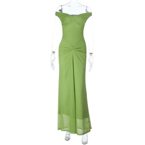 Gros plan des paillettes vertes scintillantes et de l'encolure robe longue maxi