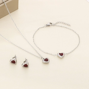 Détail de parure de bijoux en acier doré 18k avec pierres de verre en forme de cœur