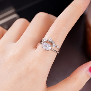Primer plano de anillo doble de plata estilo corona con circonitas brillantes de marquesa