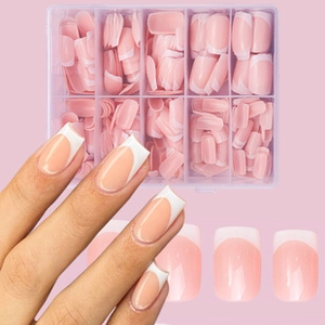 Dettaglio di unghie finte French rosa con punte bianche in scatola e modello di mano
