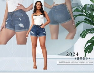 Dettaglio degli shorts in denim con strappi e orlo risvoltato in blu scuro stile vintage