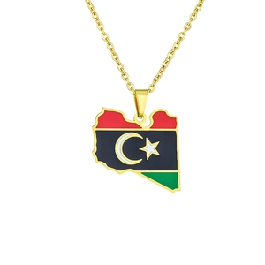 Collier avec pendentif carte de la Libye doré aux couleurs du drapeau sur fond blanc