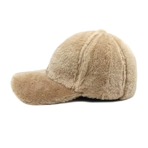 Dettaglio della spessa consistenza di peluche e del profilo laterale del cappello invernale cachi