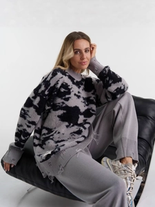 Lässiger grau-schwarzer Batik-Strickpullover mit Distressed-Saum und Ärmel-Details