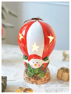 Lanterne montgolfière de Noël avec bonhomme de neige et lumières d'étoiles chaleureuses