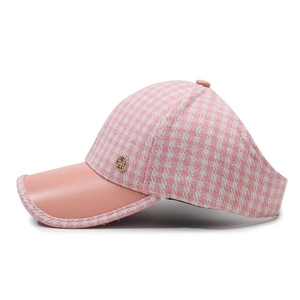 Casquette de baseball pied-de-poule rose et blanc avec logo M en métal et visière