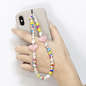 Bijou de téléphone avec perles colorées, cœurs en résine et perles d'imitation blanches