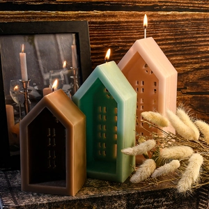 Creatieve set van holle huis geurkaarsen in bruin, groen en roze kleuren