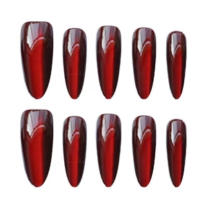 Donkerrode cat eye plaknagels in lange amandelvorm met een metallic glanseffect