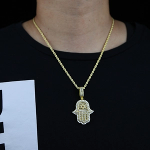 Collana hip hop da uomo con ciondolo a mano di Hamsa dorata e cristalli scintillanti