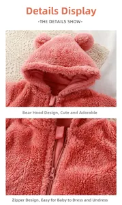 Détail d'une grenouillère bébé en polaire rose avec capuche ours et fermeture éclair