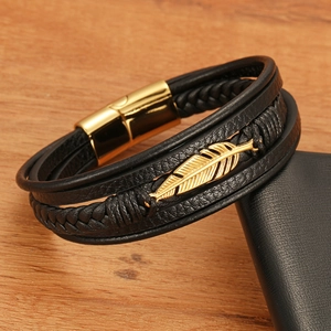 Mehrlagiges Herren-Lederarmband in Schwarz mit goldener Feder und Magnetverschluss