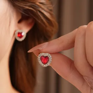 Orecchini vintage a cuore rosso con alone di diamanti e raffinata montatura dorata