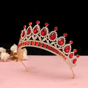 Dettaglio corona barocca vintage con cristalli rossi e lega dorata per matrimoni