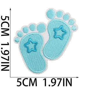 Dettaglio della toppa ricamata con impronta di neonato azzurra e misure dimensionali