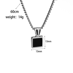 Dettaglio collana box chain argento con ciondolo quadrato nero 13mm e lunghezza 60cm