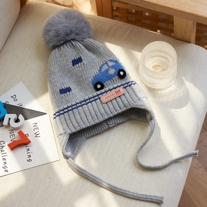 Berretto bimbo in maglia grigia con paraorecchie, pompon e motivo auto in blu