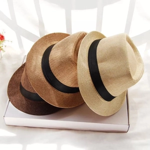 Trois chapeaux de paille respirants en café, marron et beige avec ruban noir