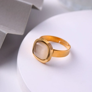 Détail de la bague dorée avec pierre œil de chat carrée et anneau réglable poli