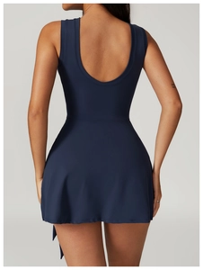 Vue arrière d'une robe de tennis bleu marine avec dos nu en U et jupe plissée