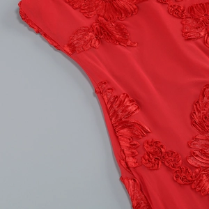 Détail de la maille rouge avec broderie florale 3D sur une robe de soirée chic