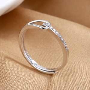 Anello geometrico regolabile con pavé di zirconi cubici dal design minimalista