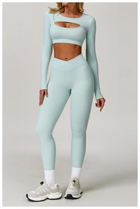 Détail du haut de yoga bleu clair ajouré avec leggings taille haute croisés en V assortis