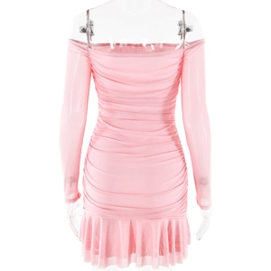 Vue arrière d'une robe rose à épaules dénudées avec tissu en maille froncée et volants
